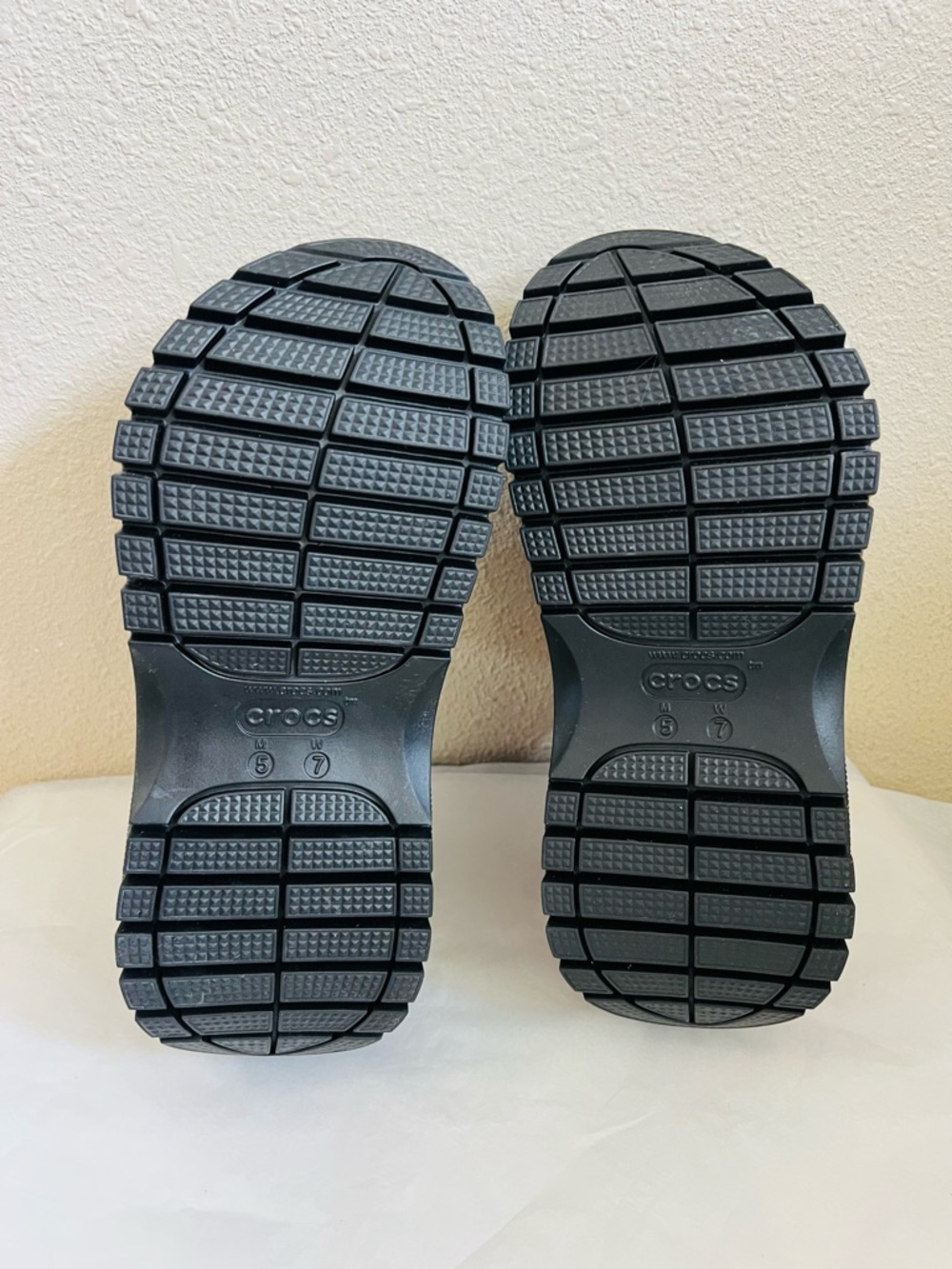 Crocs Classic Mega Crush Clogs Black Platform Womens 7 Mens 5 Comfort Shoes EUC - Picture 7 of 7